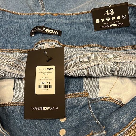 FashionNova “Alexis Booty Booty Shorts” Distressed Blue Denim Short Size 13 - Picture 4 of 5